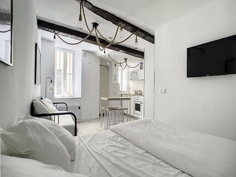Property building, TV and multimedia, Photo of the whole room, Bedroom, wardrobe