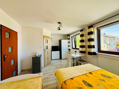 Bed, TV and multimedia, Photo of the whole room, Seating area, Bedroom