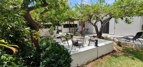 Property building, Patio, Spring, Day, Garden, Living room, Seating area, Garden view