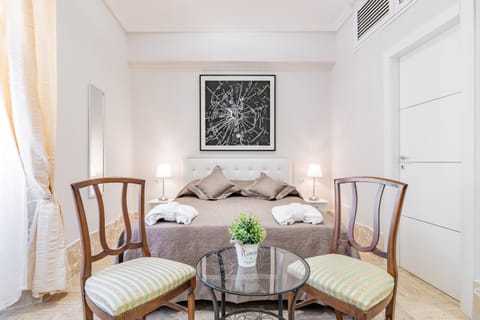 Bed, Living room, Photo of the whole room, Seating area, Dining area