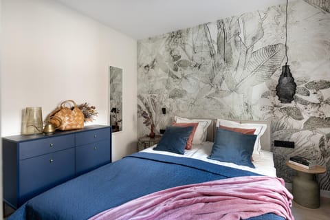 Bed, Photo of the whole room, Seating area, Bedroom