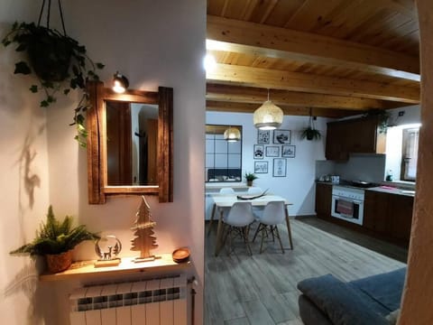 Kitchen or kitchenette, Living room, Lobby or reception, Seating area, Dining area, minibar, stove