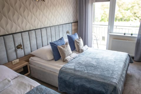 Bed, TV and multimedia, Balcony/Terrace, Photo of the whole room, Decorative detail, Bedroom, Quiet street view