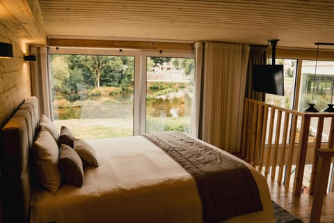 Bed, TV and multimedia, View (from property/room), Bedroom