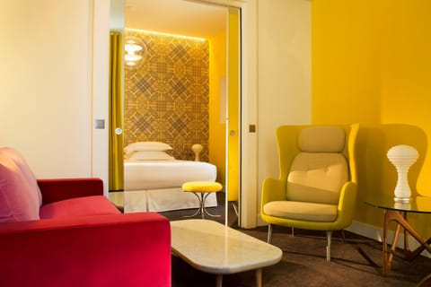 Bed, Living room, Photo of the whole room, Decorative detail, Seating area, Bedroom