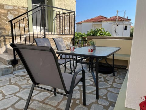 Property building, Patio, Balcony/Terrace, Seating area