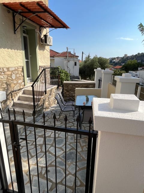 Property building, Patio, Balcony/Terrace