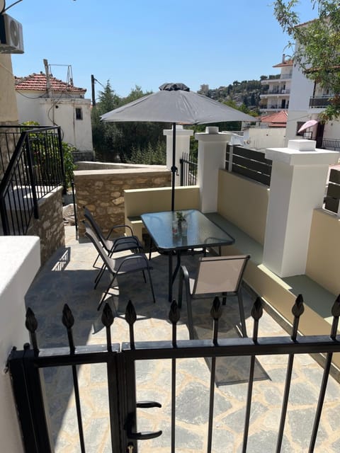 Property building, Day, Balcony/Terrace, Seating area, Dining area