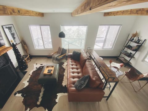 Communal lounge/ TV room, TV and multimedia, Living room, Seating area, Evening entertainment