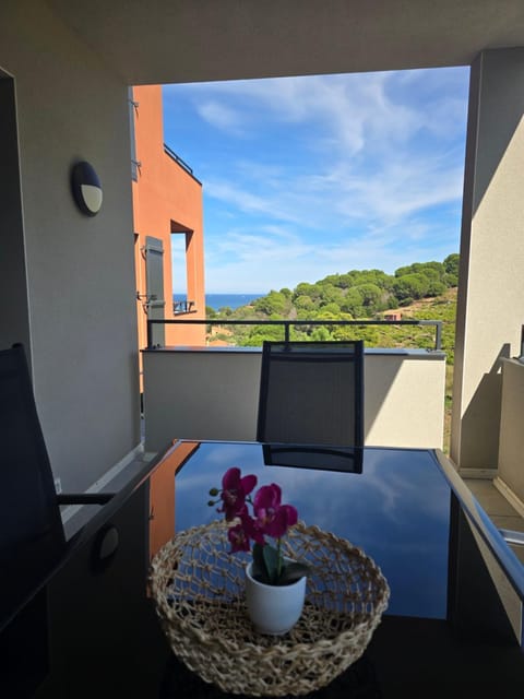 Natural landscape, View (from property/room), Balcony/Terrace, Dining area, Mountain view, Sea view