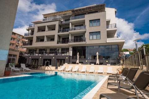 Property building, Day, Swimming pool, sunbed