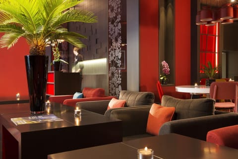 Restaurant/places to eat, Lounge or bar
