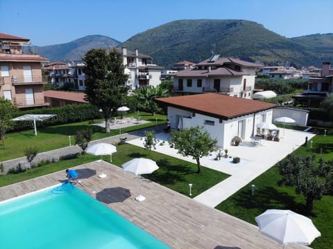 Property building, Nearby landmark, Day, Mountain view, Swimming pool, sunbed