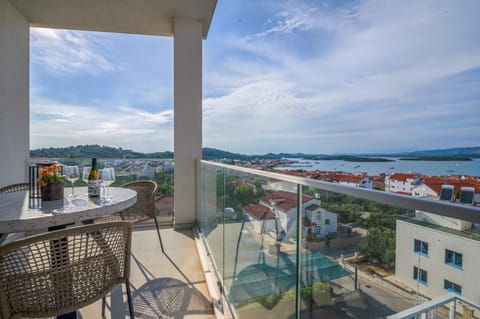 View (from property/room), Balcony/Terrace, Dining area, City view, Mountain view, Sea view