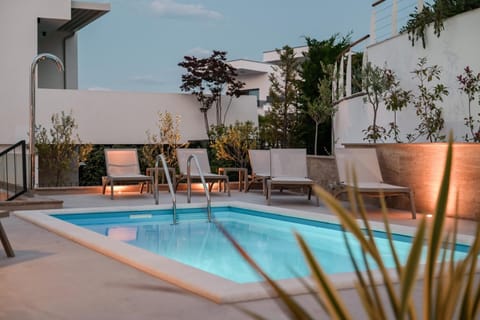 Swimming pool, sunbed