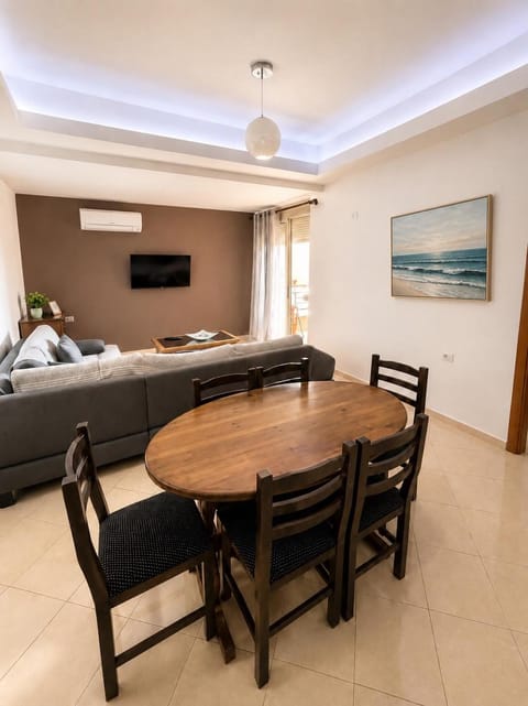 Communal lounge/ TV room, TV and multimedia, Living room, Seating area, Dining area