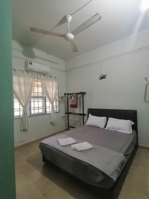 Bed, Photo of the whole room, Bedroom, fireplace, towels