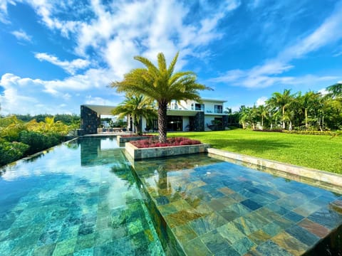 Property building, Garden, Swimming pool