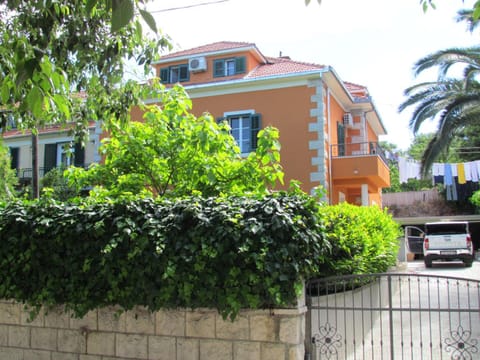 Property building, Facade/entrance, Garden