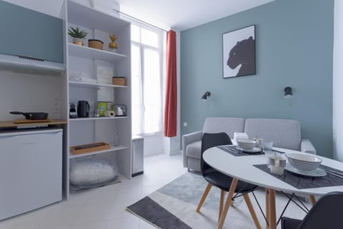 Coffee/tea facilities, Kitchen or kitchenette, Living room, Seating area, Dining area