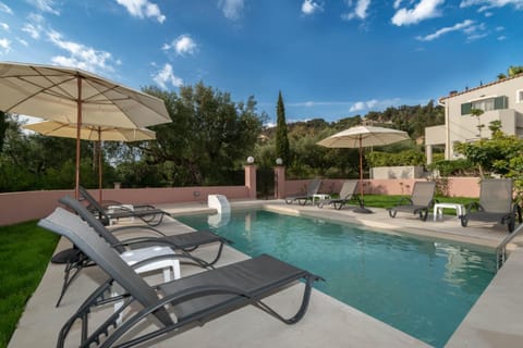 Property building, Patio, Spring, Day, Natural landscape, Garden, Garden view, Pool view, Swimming pool, sunbed