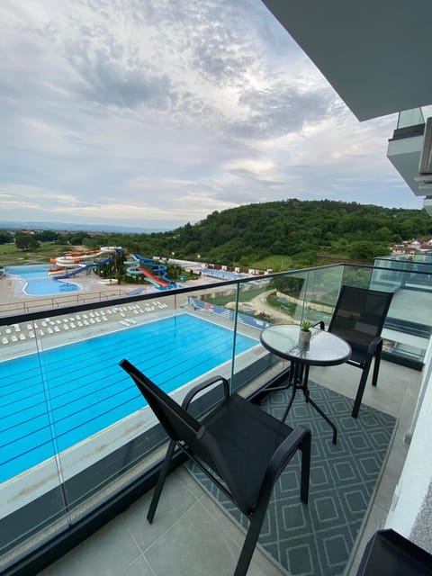 Patio, Day, Natural landscape, View (from property/room), Balcony/Terrace, Mountain view, Pool view, Swimming pool, sunbed