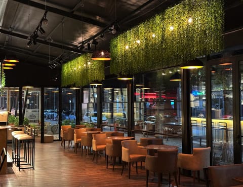 Restaurant/places to eat, Lounge or bar