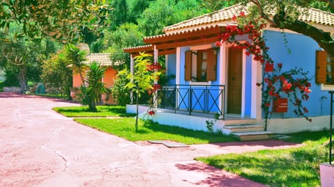 Property building, Facade/entrance, Day, Natural landscape, Garden, Decorative detail, Garden view