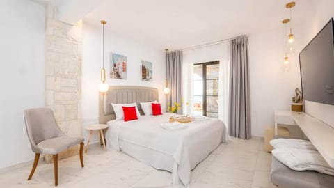 Bed, TV and multimedia, Bedroom, towels