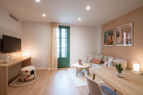 TV and multimedia, Living room, Seating area, Evening entertainment, air conditioner