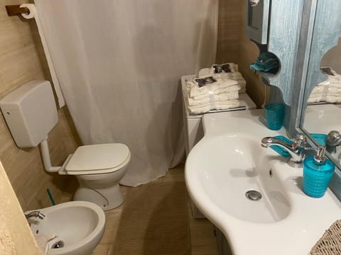 Shower, Toilet, Bathroom, bidet, towels