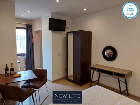 Bed, TV and multimedia, Kitchen or kitchenette, Photo of the whole room, Bedroom, Text overlay, hair dresser, wardrobe