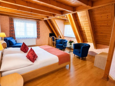 Bed, Photo of the whole room, Seating area