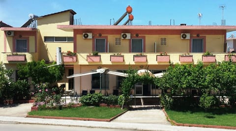 Communal lounge/ TV room, Facade/entrance, Summer, Garden, Balcony/Terrace, Lobby or reception, City view, Garden view, Mountain view, Street view, Breakfast, Alcoholic drinks, Non alcoholic drinks, Location