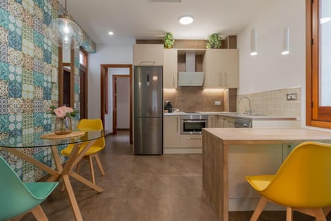 Kitchen or kitchenette, Living room, Seating area, Dining area, pet friendly, stove