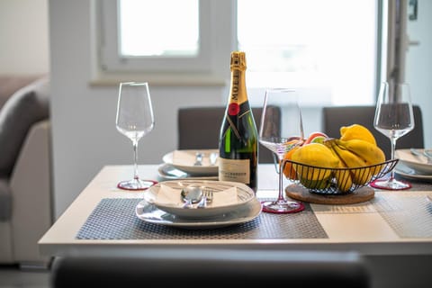 Food and drinks, Seating area, Dining area, Food, Drinks, Alcoholic drinks