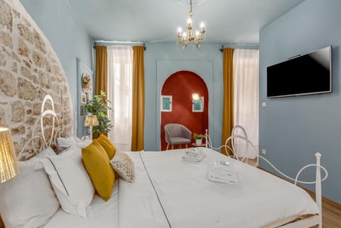 Bed, TV and multimedia, Seating area, Bedroom