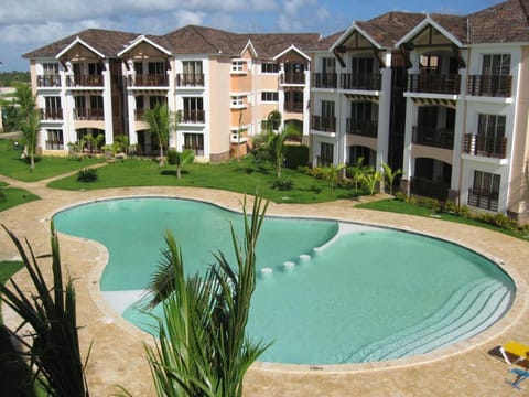 Day, Pool view