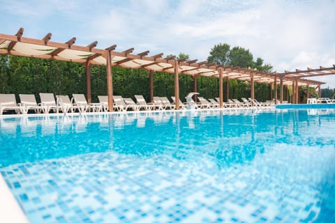 Swimming pool, sunbed