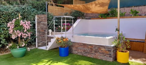 VILLA climatisée calme avec bassin privé et grande piscine partagée à ST AYGULF FREJUS House in Roquebrune-sur-Argens