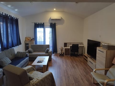 Living room, hair dresser, air conditioner