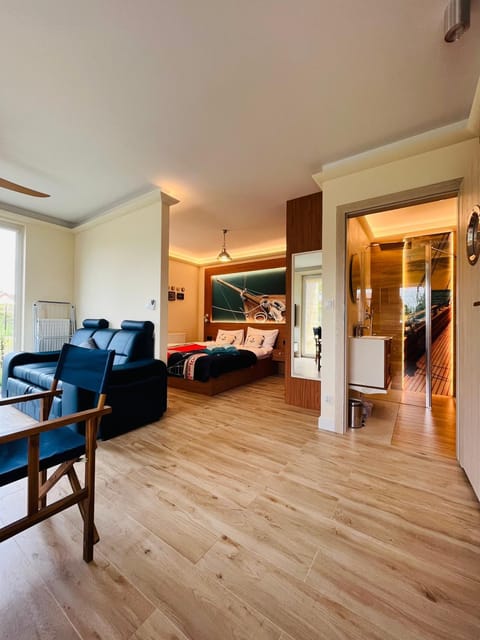 Photo of the whole room, Seating area