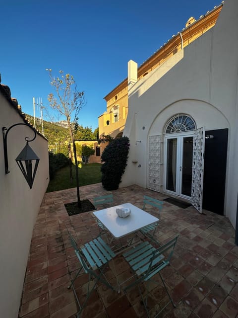 Property building, Patio, Day