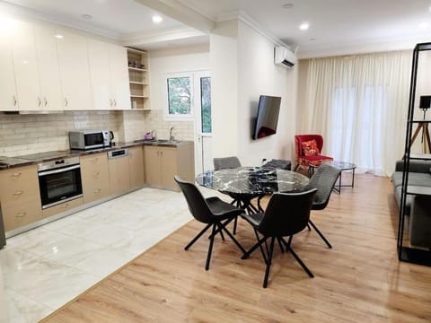 Kitchen or kitchenette, Seating area, Dining area, dishwasher, microwave, oven, stove