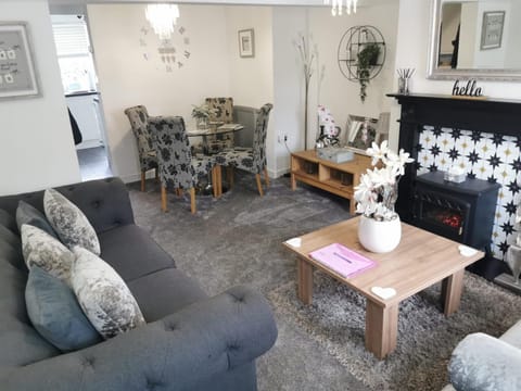 Stunning 2-Bed House in Macclesfield Cheshire House in Macclesfield