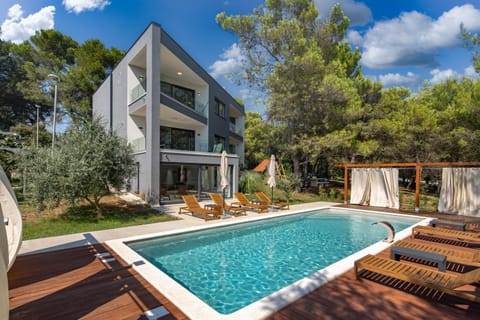 Swimming pool, sunbed