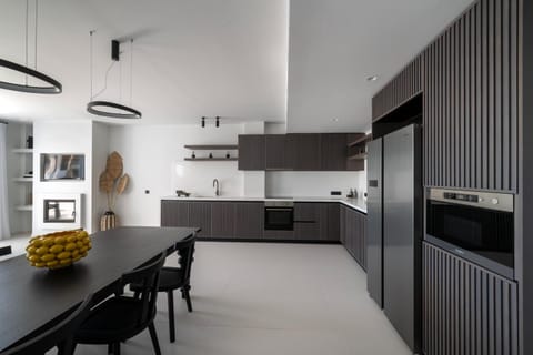 TV and multimedia, Kitchen or kitchenette, Dining area, oven, stove