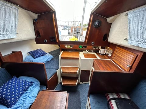 Nocleg na jachcie Lanette w Swinoujsciu Docked boat in Swinoujscie