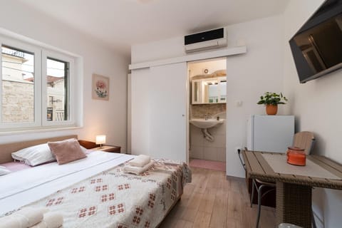 Bed, TV and multimedia, Photo of the whole room, Bedroom, hair dresser, towels, air conditioner