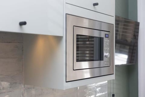 Beautiful 1 bedroom Town Centre Apartment - Sleeps up to 4 People - 5 Minutes to the Best Beach! - Great Location - Fast WiFi - Smart TV - Newly Fefurbished - sleeps up to 4! Close to Bournemouth & Poole Town Centre & Sandbanks Apartment in Bournemouth